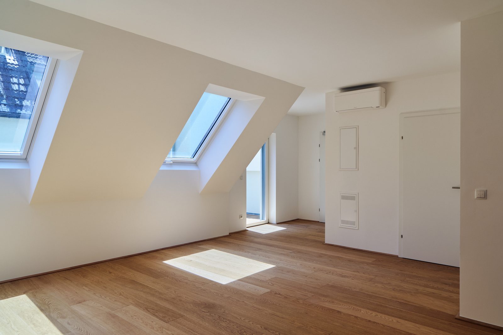 Dachgeschoßraum mit Dachflächenfenstern und Schrägen, Meiselstraße 9