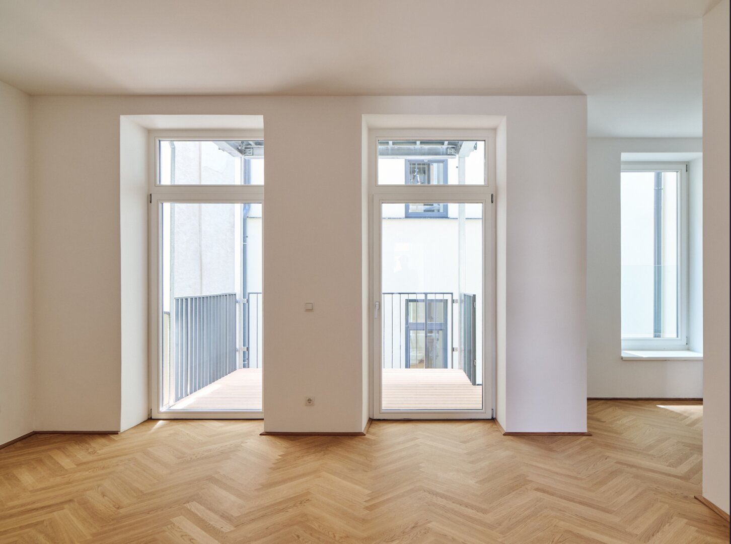 Zimmer mit zwei Balkontüren und Fischgrätparkett, Top 10, Meiselstraße 9