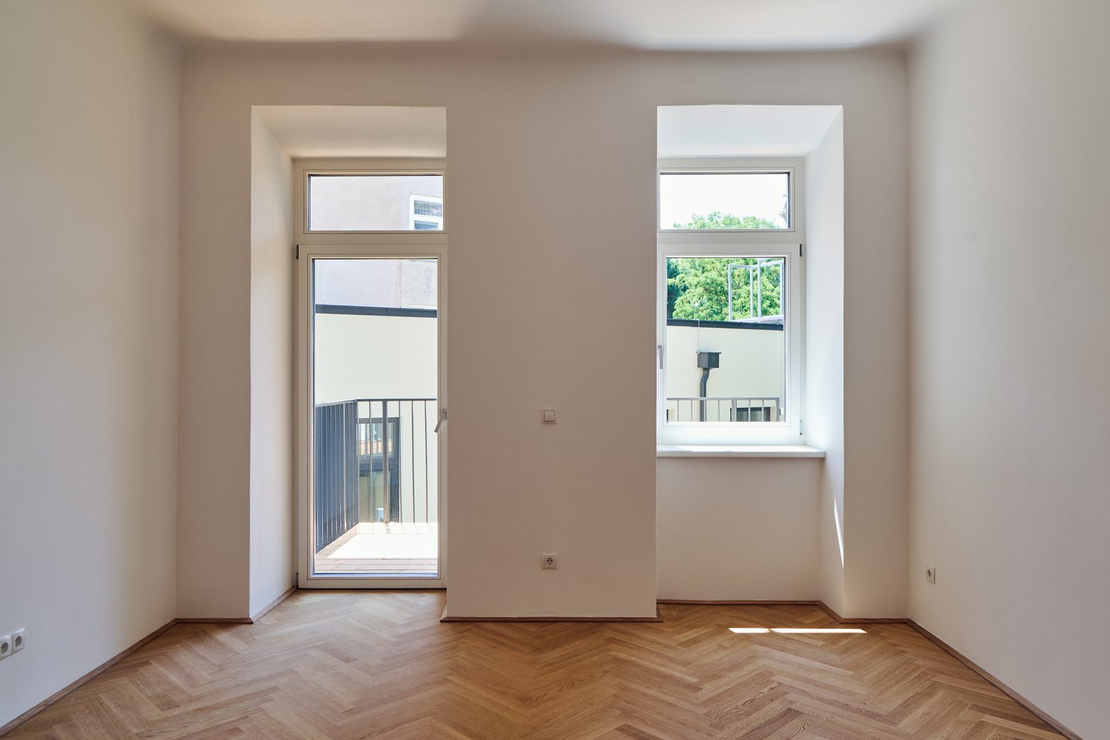 Heller Raum mit Balkontür und seitlichem Fenster, Meiselstraße 9