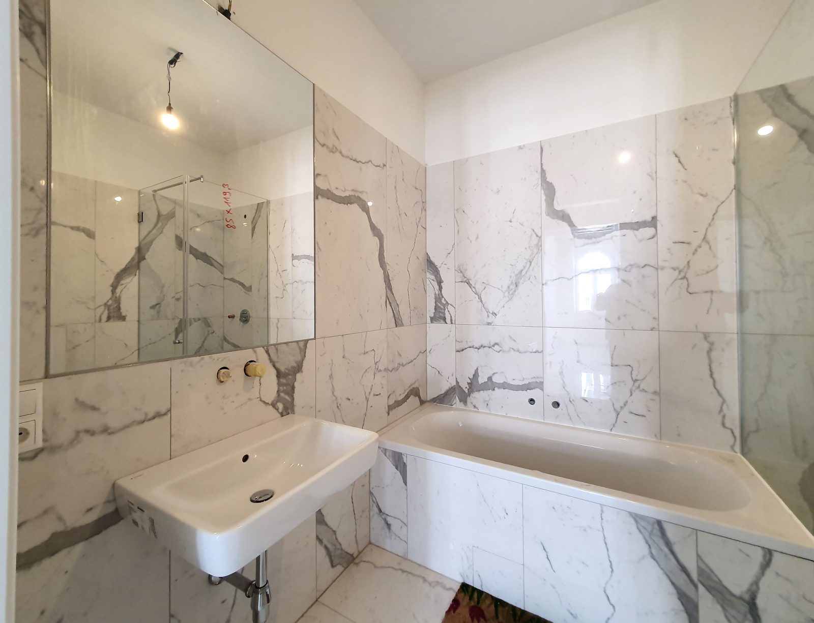 Badezimmer mit Wanne und Dusche in der Hasnerstraße 99