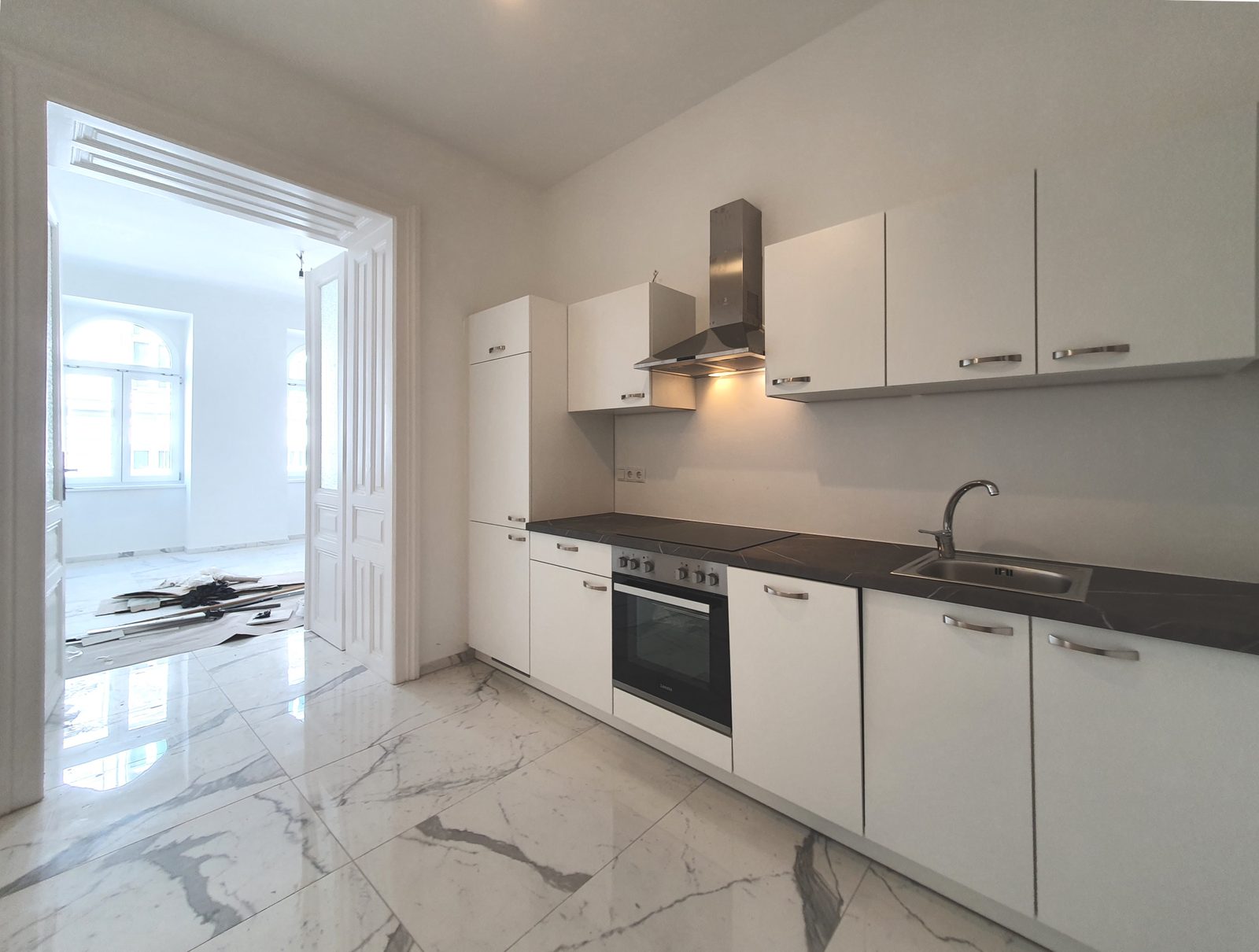 Eingebaute Küche in einer Wohnung der Hasnerstraße 99