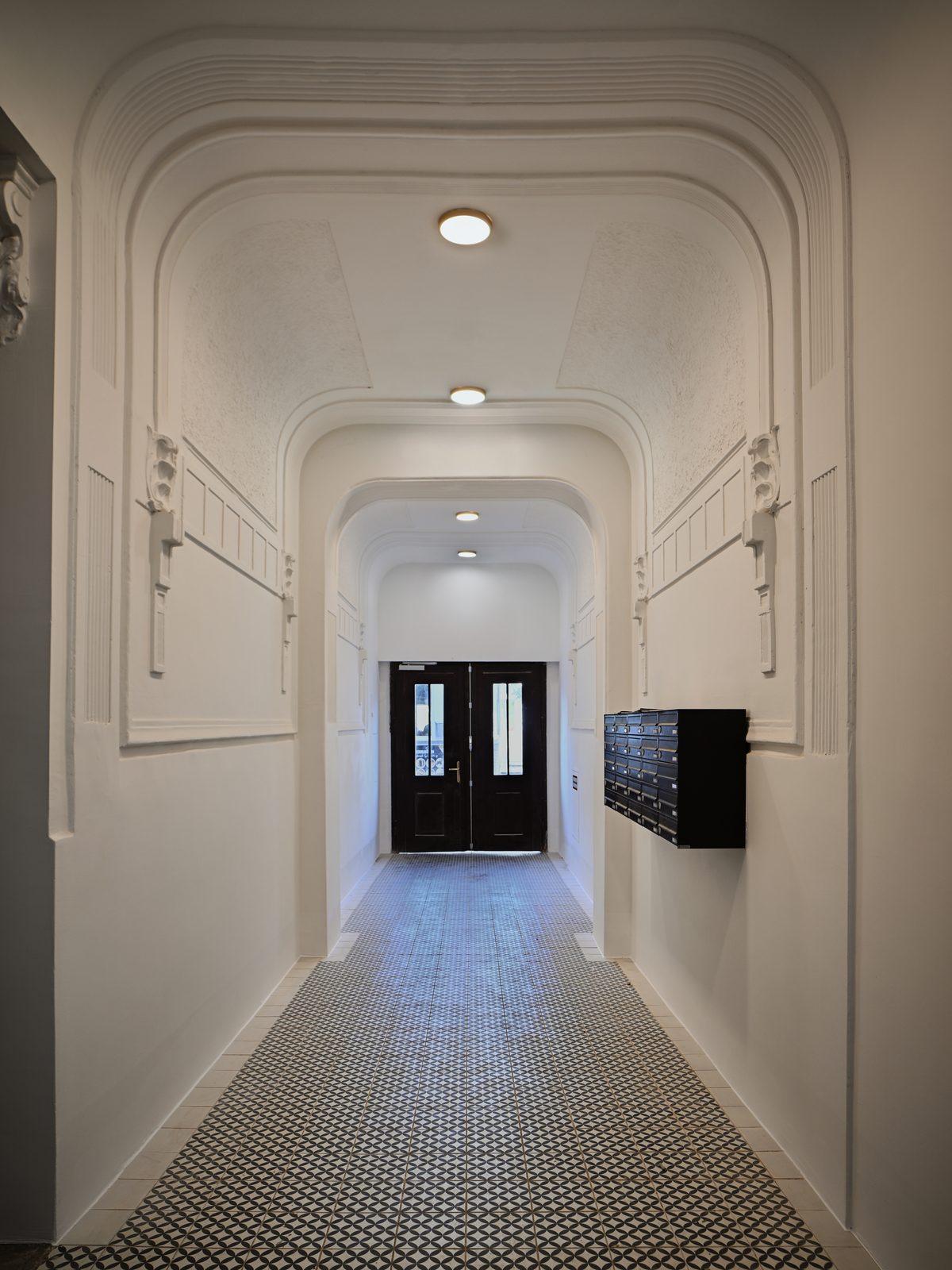 Hauseingang der Meiselstraße 9 mit erhaltenen Stucksbögen und Fliesenboden