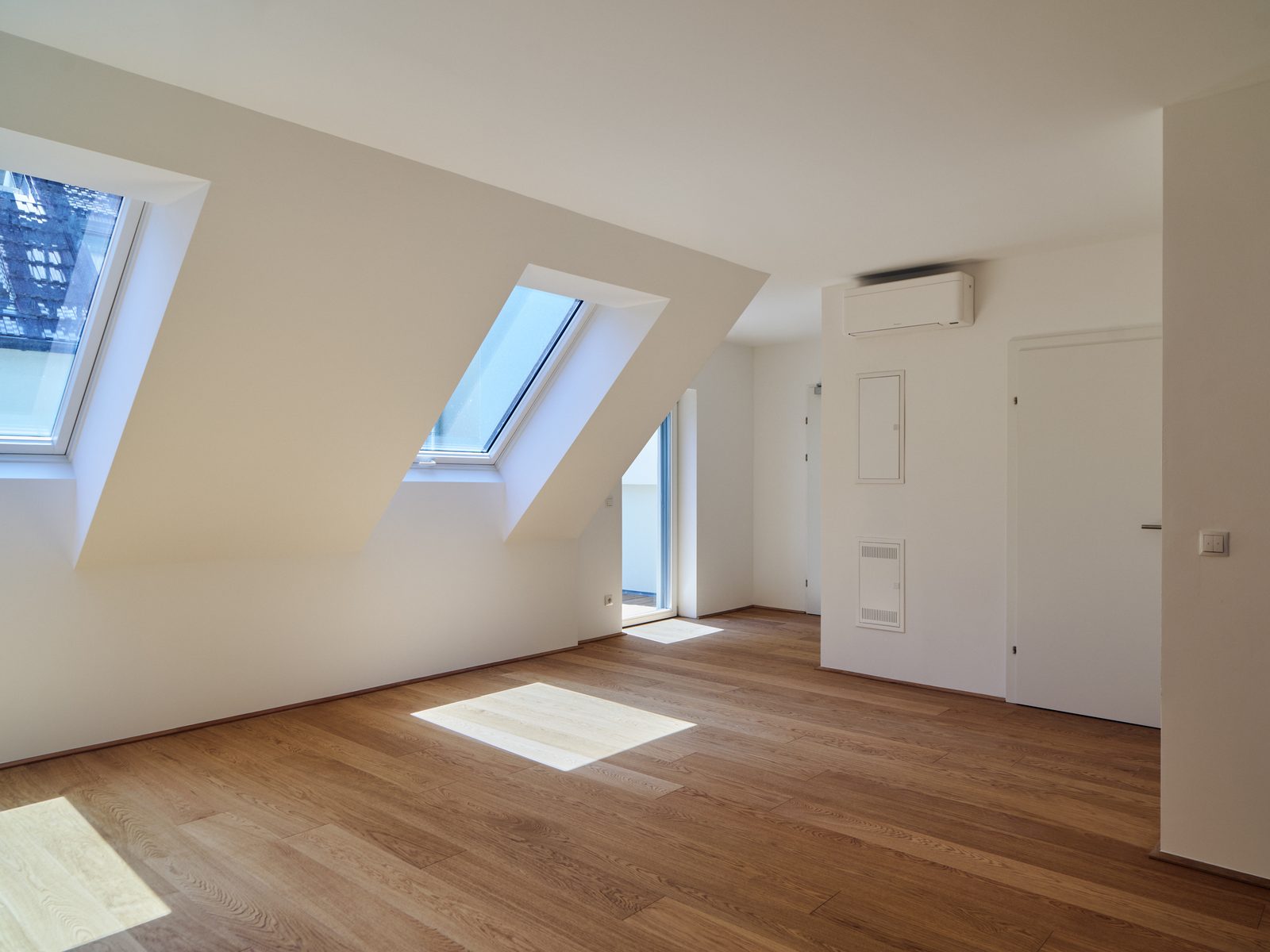 Dachgeschoßwohnung mit Dachflächenfenstern und Eichenparkett