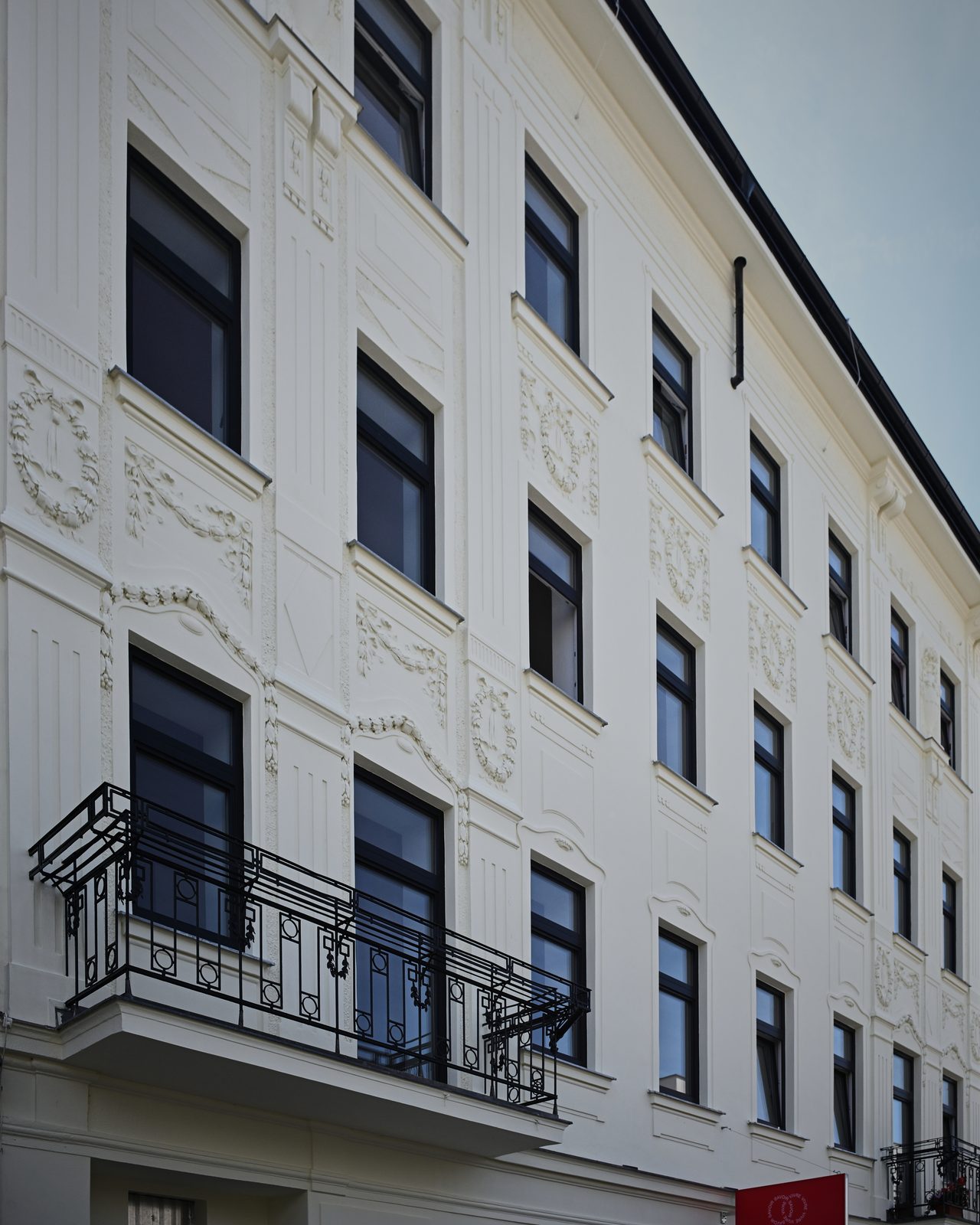 Straßenfassade der Meiselstraße 9 mit Stuckdekor und schmiedeeisernen Balkongittern