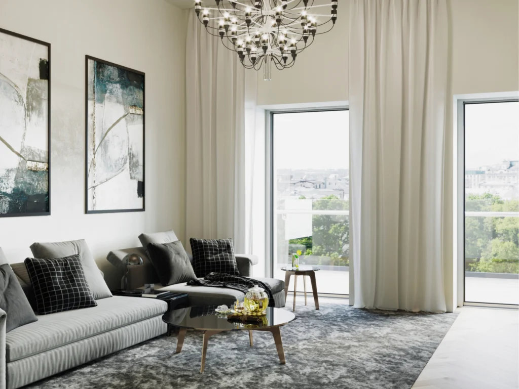 Elegantes Wohnzimmer mit Kronleuchter, grauer Couch und großen Fenstern zum Balkon.